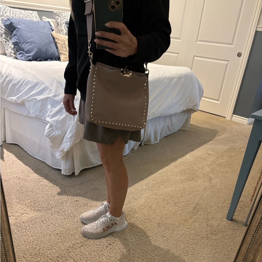 VALENTINO GARAVANI ROCKSTUD PEBBLE HOBO BAG - POUDRE COLOR